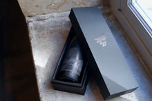 Charger l'image dans la galerie, Kagatobi Yamahai Junmai Daiginjo Ikazuchi - 加賀鳶 山廃純米大吟醸 いかづち 0,72L