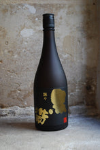 Charger l&#39;image dans la galerie, Kuroobi Junmai Ginjo Hyo-Hyo - 黒帯 純米吟醸 飄々
